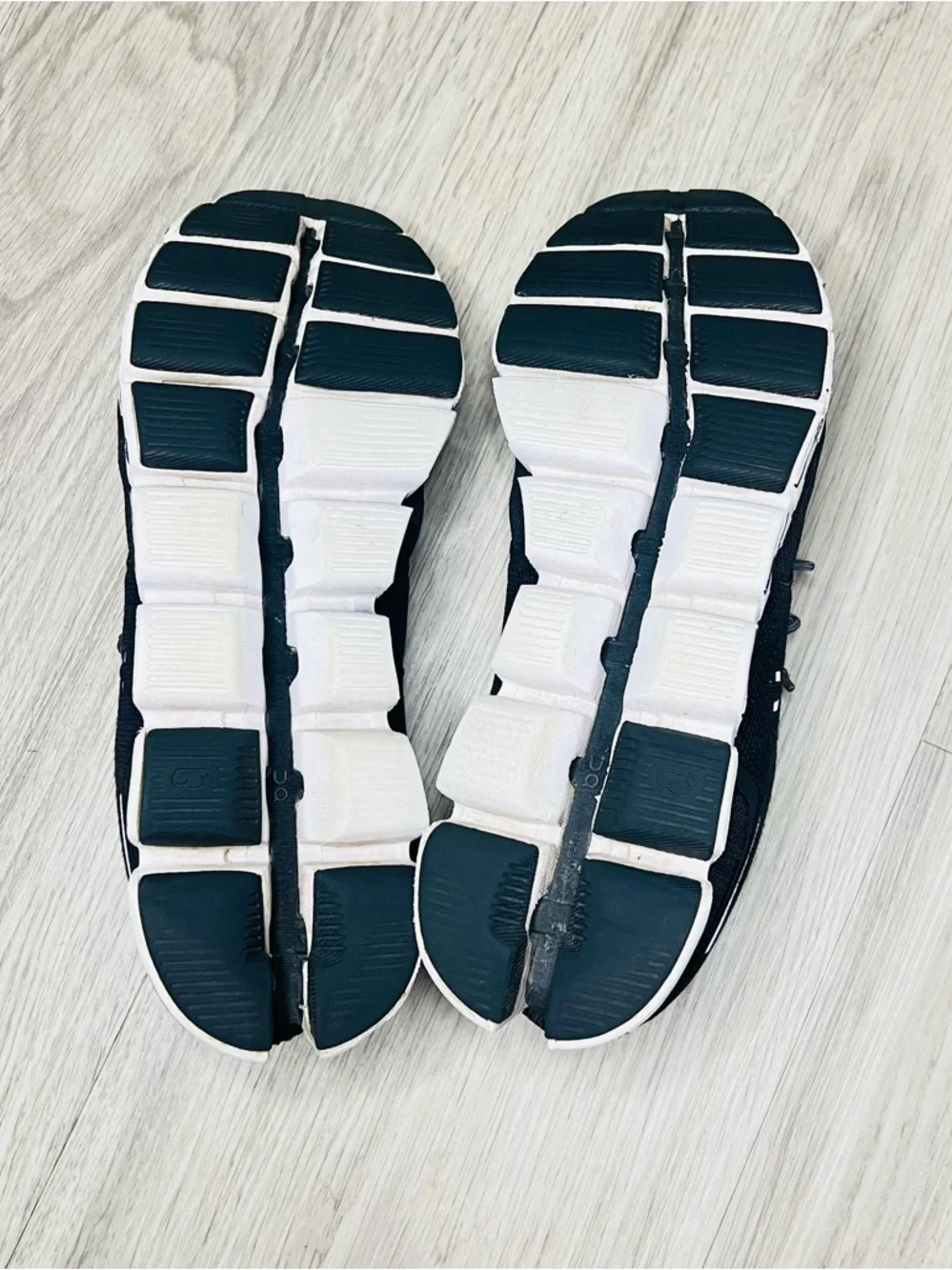 On Cloud Women’s 9.5 Black White Athletic Running Shoes Swiss Engineering *READ - Picture 13 of 13
